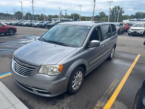 Used 2014 Chrysler Town & Country Touring FWD image 1