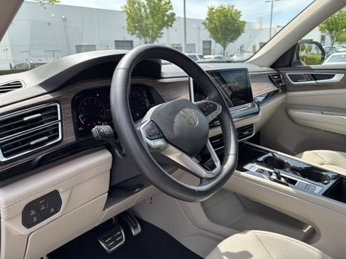 Used 2025 Volkswagen Atlas SEL Premium R-Line image 17