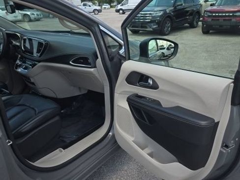Used 2023 Chrysler Pacifica Touring-L FWD image 32