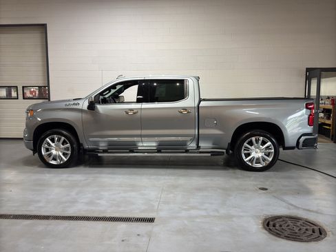 Used 2025 Chevrolet Silverado 1500 High Country w/ High Country Premium Package AWD/4WD image 2