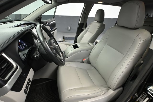 Used 2015 Toyota Highlander XLE AWD/4WD image 17