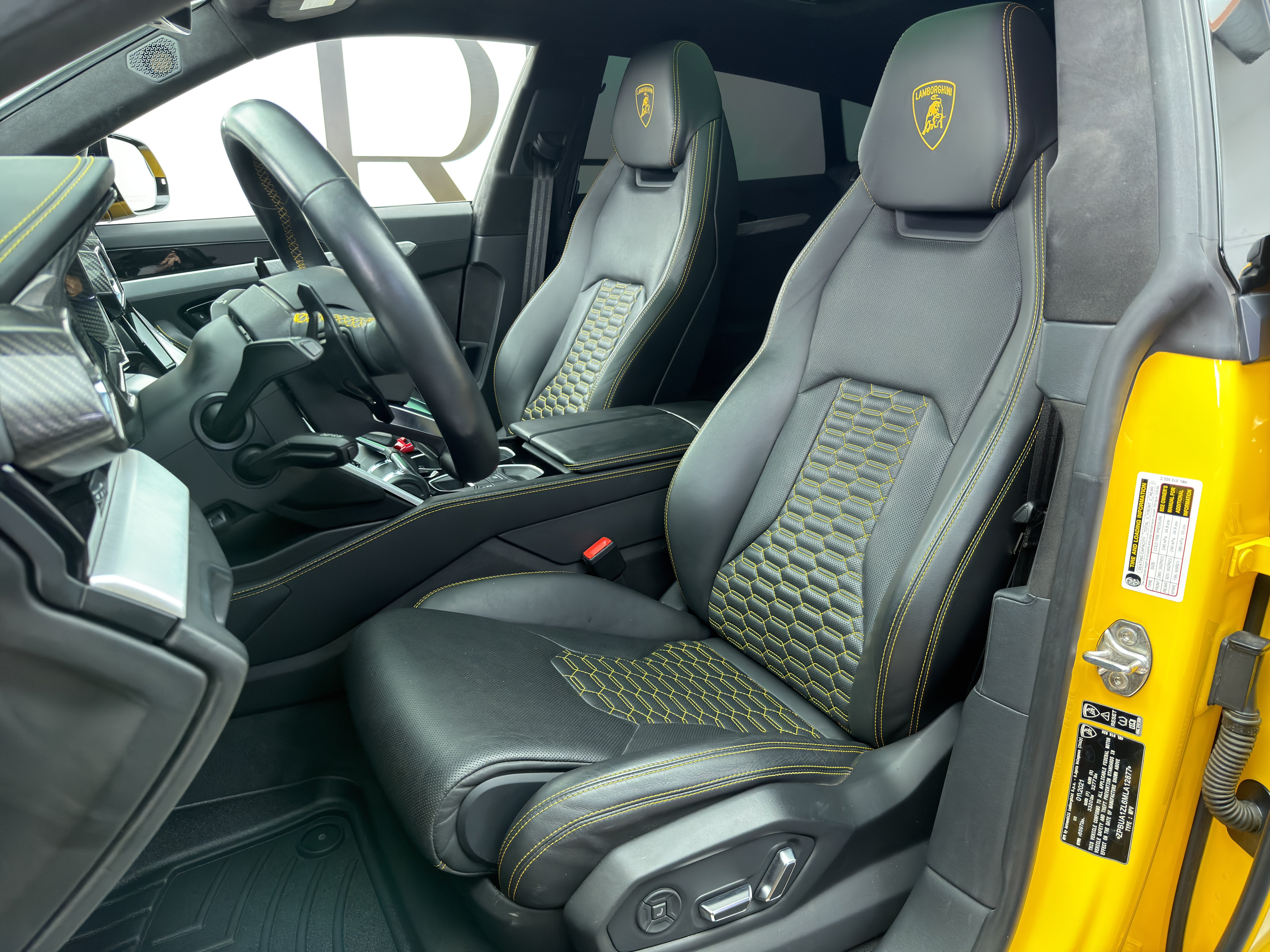 Used 2021 Lamborghini Urus AWD/4WD image 16