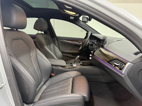 Used 2019 BMW 530e w/ Convenience Package image 40