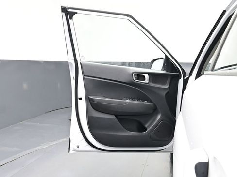 Used 2022 Hyundai Venue SE image 17