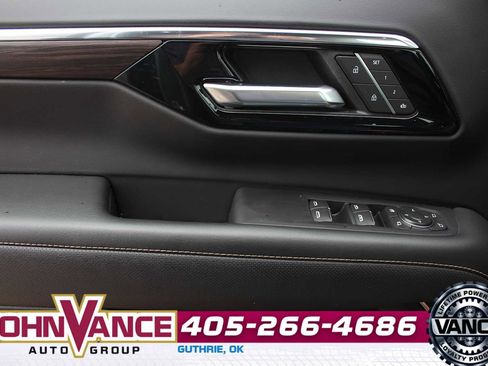 Used 2025 Chevrolet Suburban Premier AWD/4WD image 32