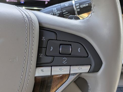 Used 2021 Cadillac Escalade Premium Luxury Platinum AWD/4WD image 28