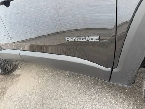 Used 2023 Jeep Renegade Latitude AWD/4WD image 5