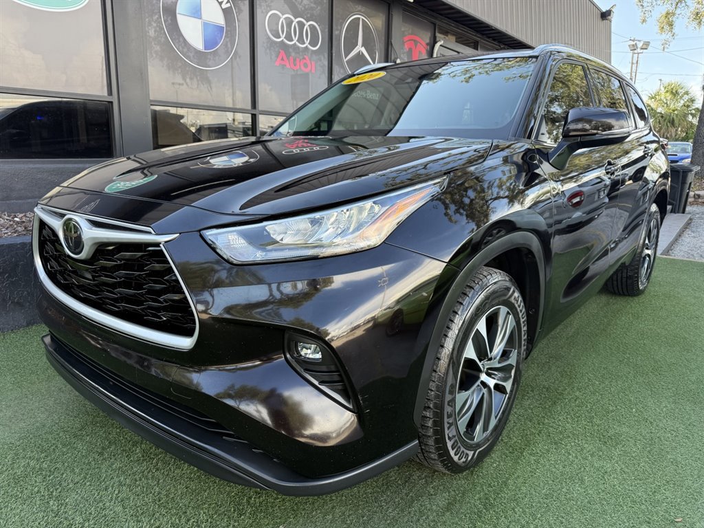 Used 2020 Toyota Highlander XLE FWD image 1