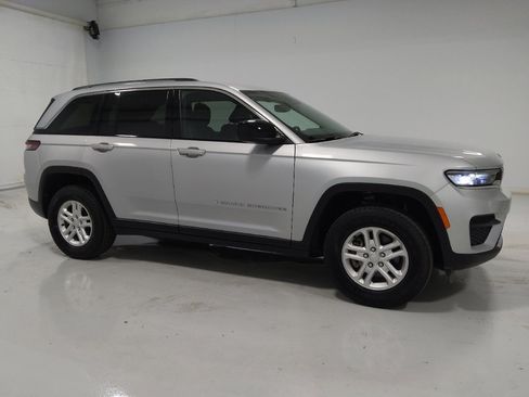 Used 2023 Jeep Grand Cherokee Laredo w/ Luxury Tech Group I AWD/4WD image 11