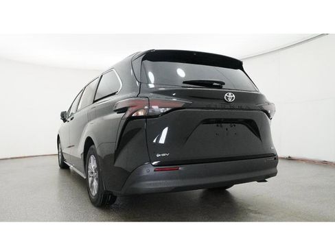 New 2026 Toyota Sienna XLE image 22