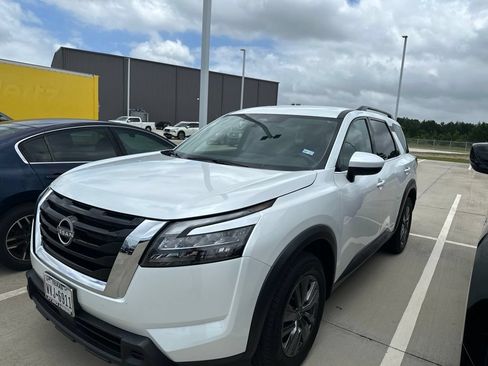 Used 2025 Nissan Pathfinder SV w/ Cargo Package FWD image 1