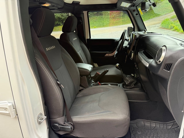 Used 2017 Jeep Wrangler Unlimited Sahara w/ Connectivity Group AWD/4WD image 18
