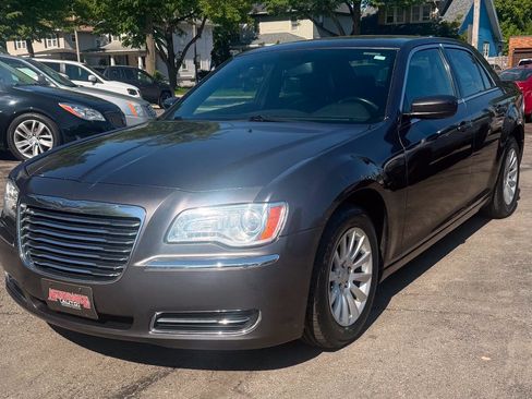 Used 2014 Chrysler 300 RWD image 3