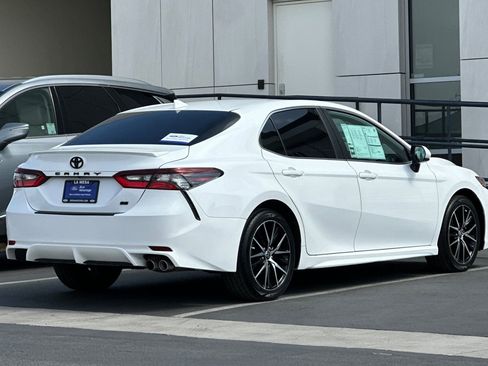 Used 2021 Toyota Camry SE w/ Carpet Mat Package (TMS) FWD image 3