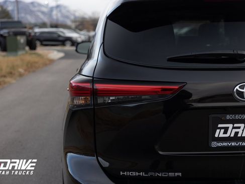 Used 2021 Toyota Highlander XLE image 11