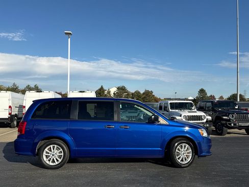 Used 2019 Dodge Grand Caravan SE image 2
