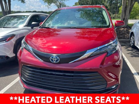 Used 2025 Toyota Sienna XLE FWD image 7