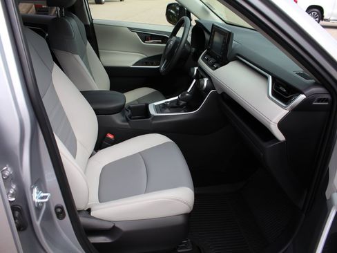 Used 2022 Toyota RAV4 XLE Premium image 13