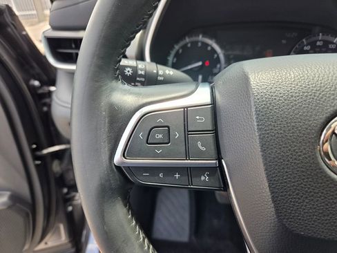 Used 2021 Toyota Highlander XLE FWD image 32
