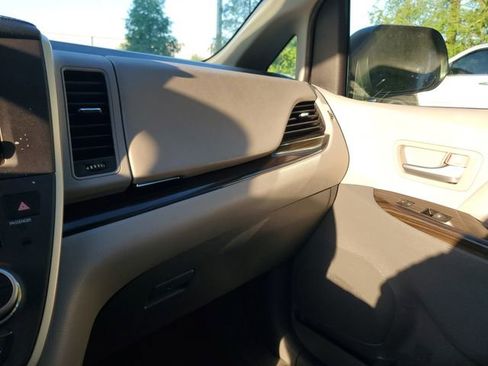 Used 2020 Toyota Sienna XLE FWD image 25