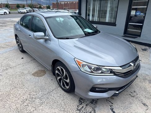 Used 2017 Honda Accord EX-L image 2