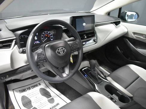 Used 2025 Toyota Corolla LE FWD image 4