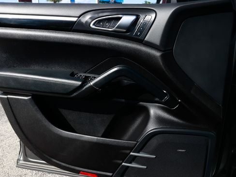 Used 2014 Porsche Cayenne Platinum Edition image 50