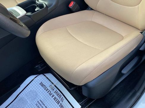 Used 2021 Toyota RAV4 LE AWD/4WD image 26