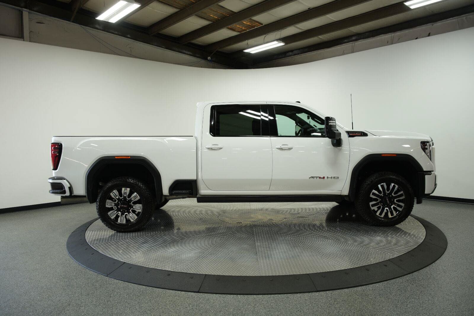 Used 2024 GMC Sierra 2500 AT4 w/ AT4 Premium Plus Package AWD/4WD image 11