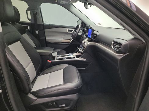 Used 2022 Ford Explorer XLT w/ Equipment Group 202A AWD/4WD image 21