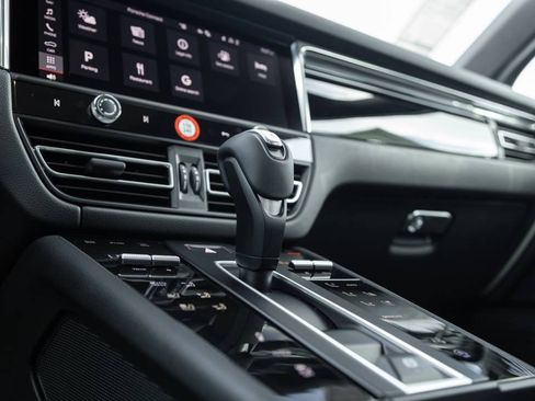 Used 2025 Porsche Macan Turbo image 25