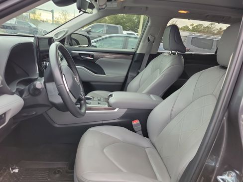 Used 2023 Toyota Highlander Platinum image 30