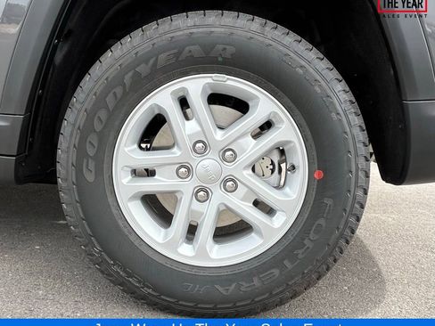 New 2025 Jeep Grand Cherokee Laredo w/ Trailer Tow Package image 32