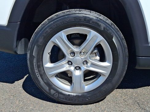 Used 2024 Jeep Compass Latitude AWD/4WD image 5