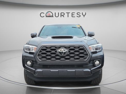 Used 2022 Toyota Tacoma TRD Sport w/ Technology Package image 4