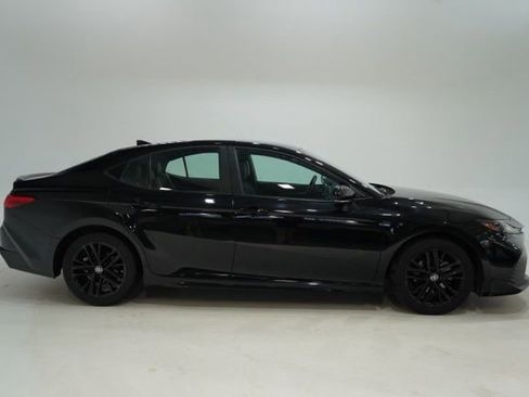 Used 2025 Toyota Camry SE image 9