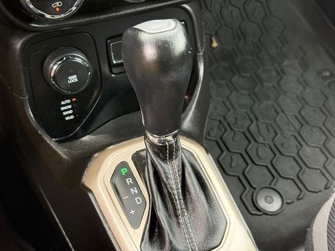 Used 2017 Jeep Renegade Limited AWD/4WD image 23