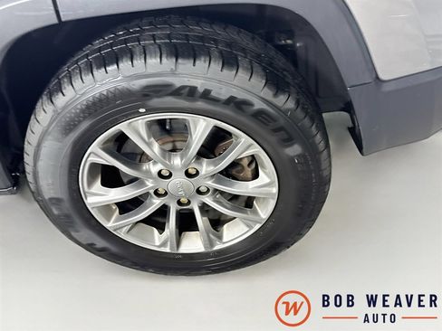 Used 2020 Jeep Cherokee Latitude Plus w/ Cold Weather Group AWD/4WD image 37