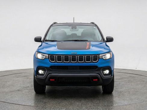 Used 2025 Jeep Compass Trailhawk AWD/4WD image 2