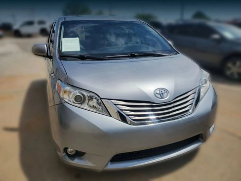 Used 2017 Toyota Sienna XLE w/ XLE Navigation Package FWD image 16