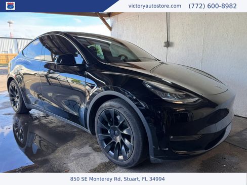 Used 2022 Tesla Model Y Long Range AWD/4WD image 1