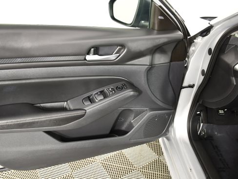 Used 2024 Nissan Altima 2.5 SV FWD image 34