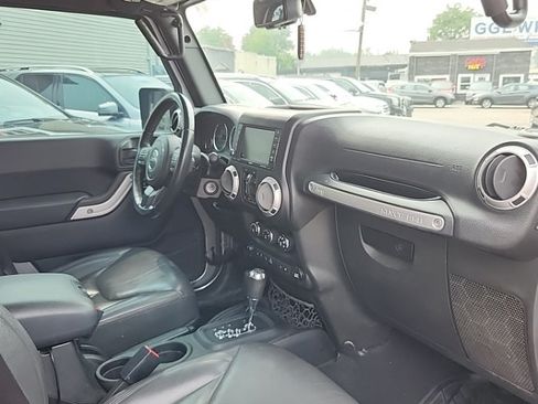 Used 2015 Jeep Wrangler Unlimited Rubicon w/ Connectivity Group AWD/4WD image 10
