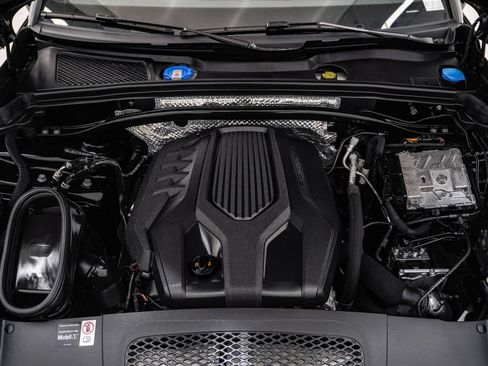 Certified 2026 Porsche Macan AWD/4WD image 29