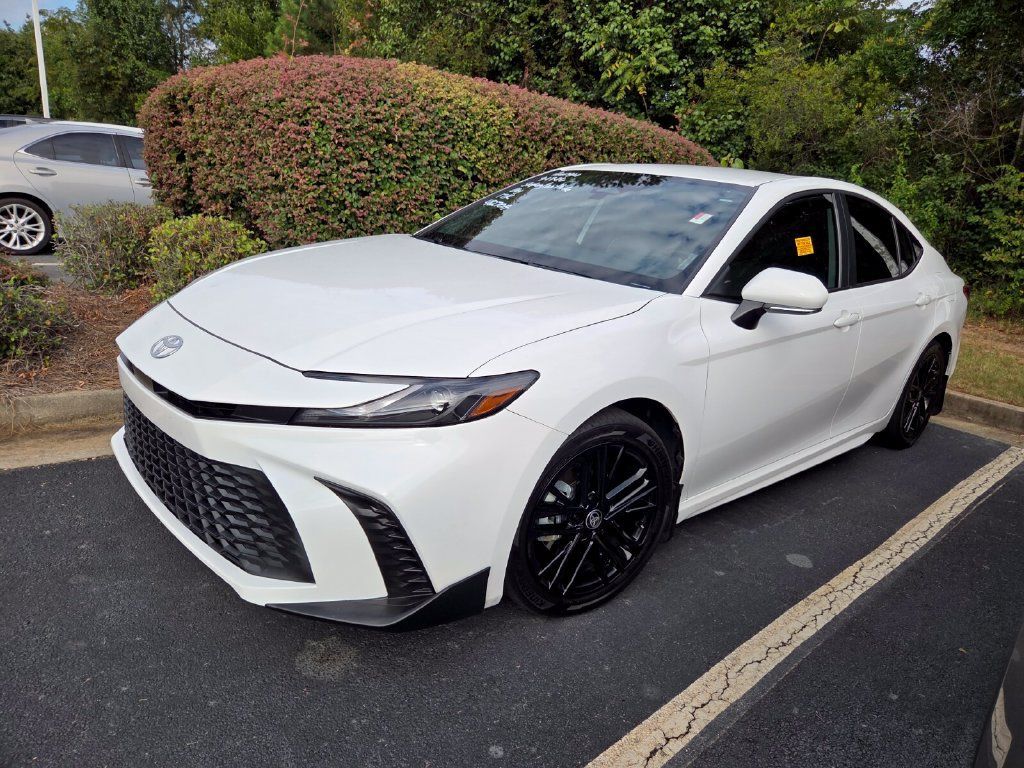 Used 2025 Toyota Camry SE FWD image 3