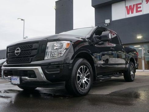Used 2024 Nissan Titan SV w/ SV Convenience Package image 3
