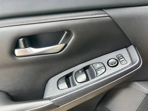 Used 2024 Nissan Sentra SV FWD image 11