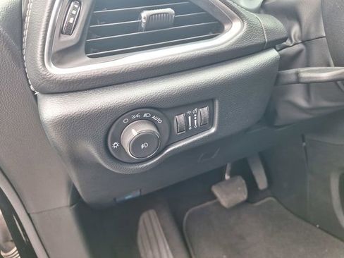 Used 2026 Chrysler Pacifica Limited FWD image 20