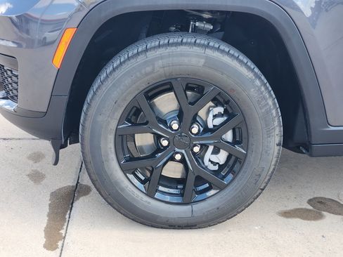 New 2025 Jeep Grand Cherokee L Altitude image 11