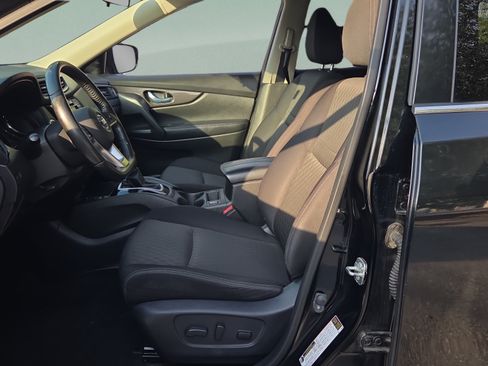 Used 2019 Nissan Rogue SV w/ Premium Package FWD image 9